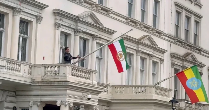 В Лондоне в посольстве Ирана вывесили дореволюционный флаг Minval Politika