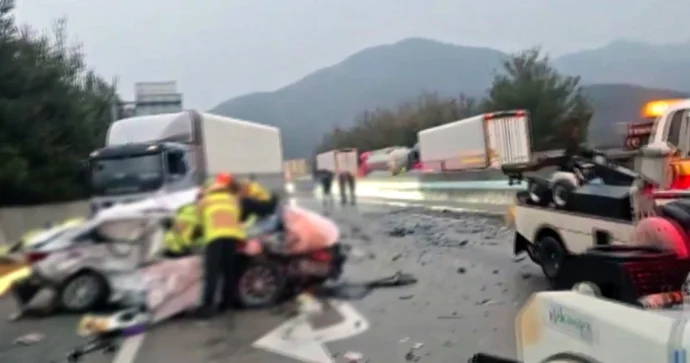 Otuz nəqliyyat vasitəsinin iştirakı ilə baş verən qəzada azı dörd nəfər ölüb