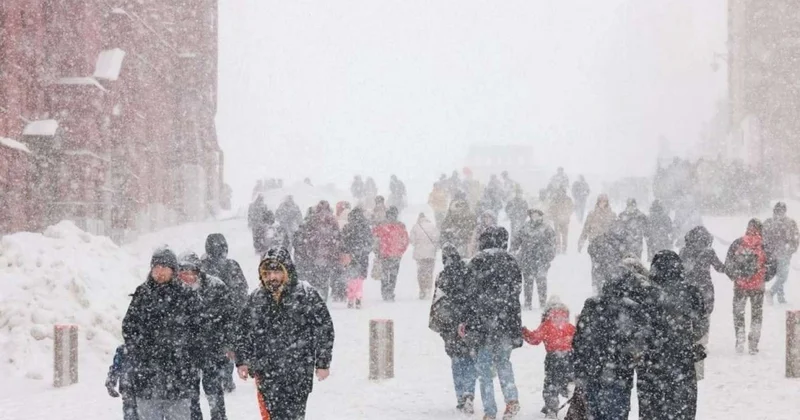 Moskvaya 56 ilin ən şiddətli qarı yağdı