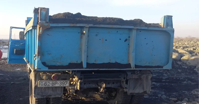 Balakəndə çaydan qanunsuz qum çınqıl daşıyanlar məsuliyyətə cəlb olunub