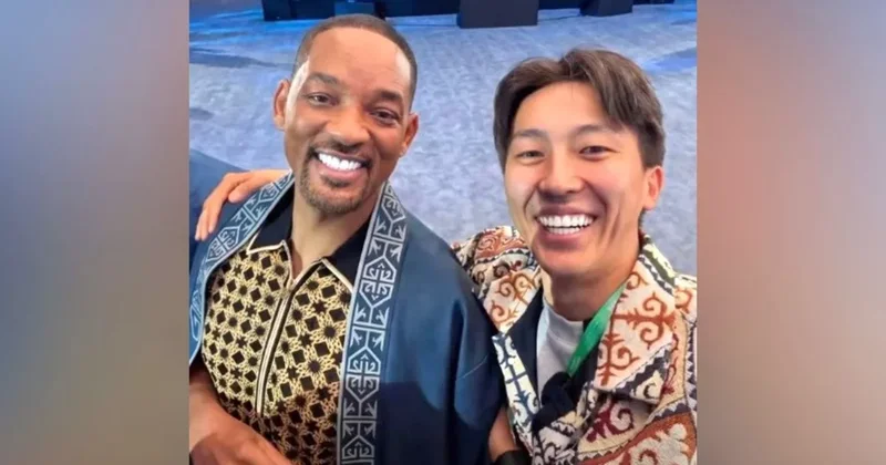 Уилл Смиту вручили казахский чапан