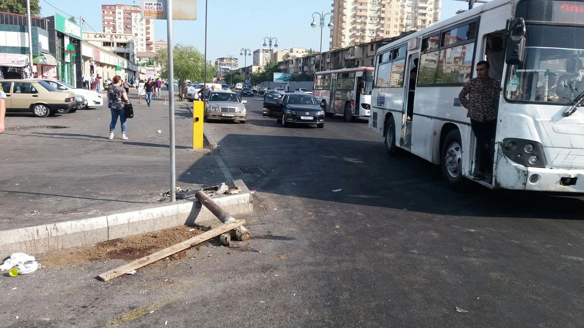 Güclü küləkdən yıxılan kişi avtobusun altında qaldı KONKRET