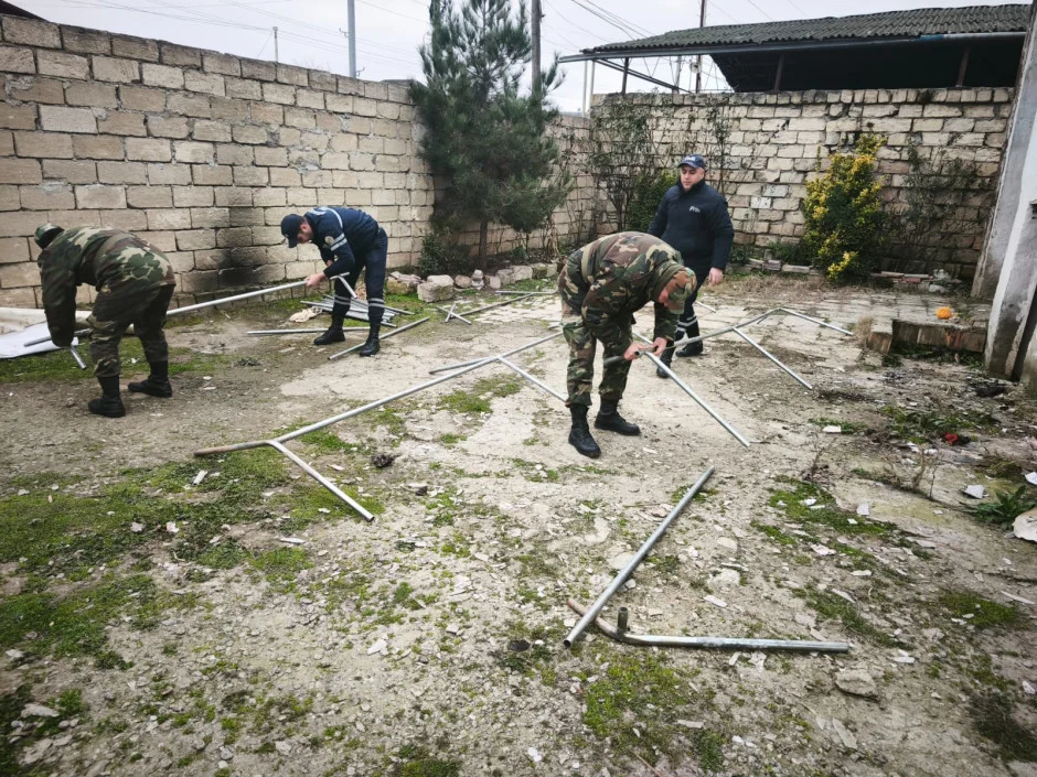 Şabranda evi yararsız hala düşən ailə üçün müvəqqəti çadır qurulub