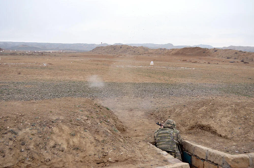 Hərbi vəzifəlilərlə keçirilən təlim toplanışı davam edir KONKRET