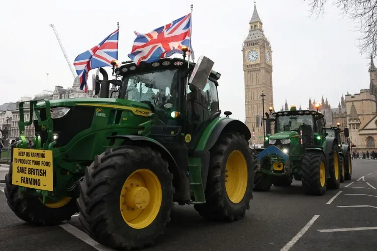 Fermerlər Londonun mərkəzində traktorlarla etiraz aksiyasına çıxdılar