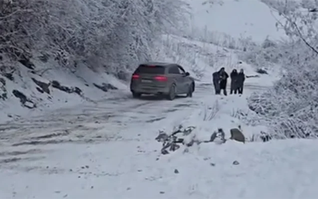 Maşın az qala onları vuracaqdı... (VİDEO)