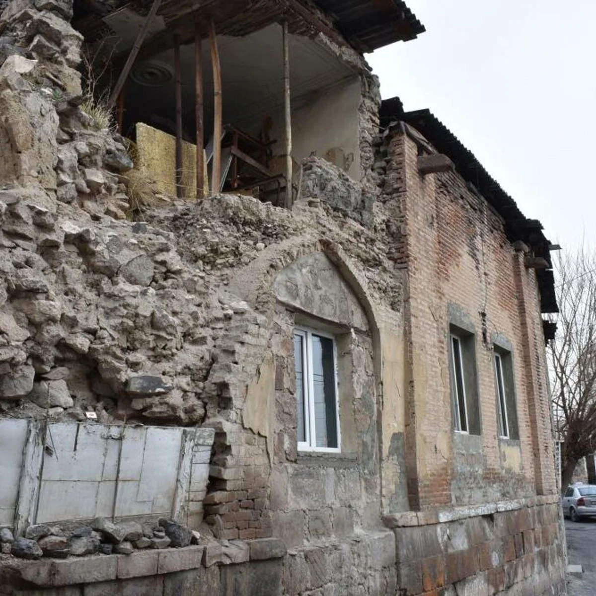 Erməni vandalları İrəvanda azərbaycanlılara məxsus sonuncu izləri də silməyə çalışırlar ŞƏRH