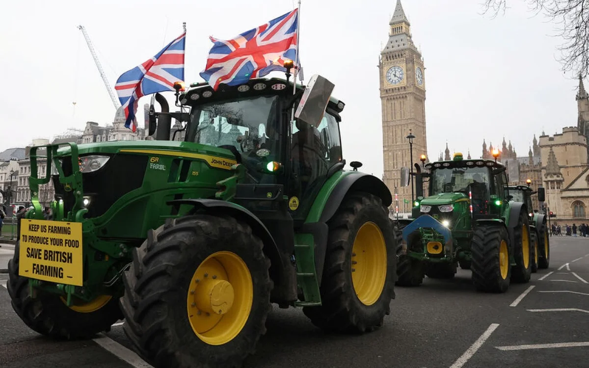 Traktorlar bu dəfə London küçələrində FOTOLAR