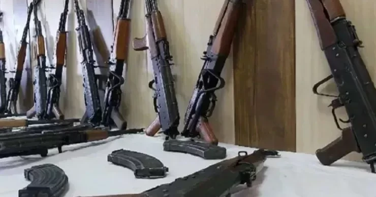Polis xeyli silah sursat topladı