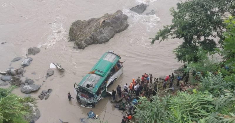 Nepalda sərnişin avtobusu çaya düşdü: 10 ölü