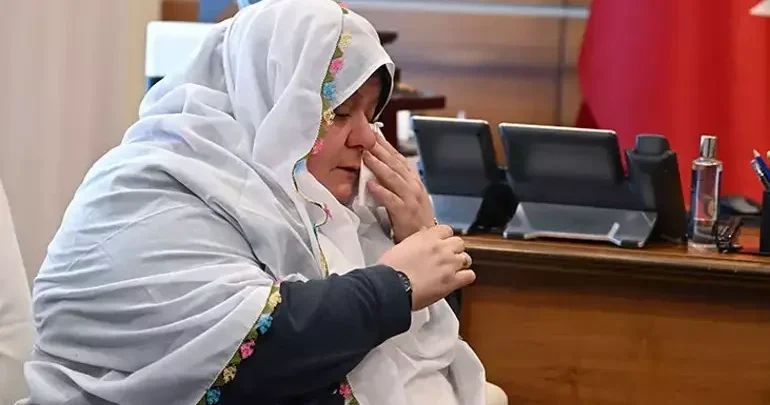 Bələdiyyə başçısı gözyaşlarını saxlaya bilmədi: “Başörtülü olmaq eyib deyil”