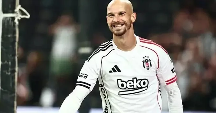 Beşiktaş bu futbolçu ilə bağlı iddianı təkzib etdi