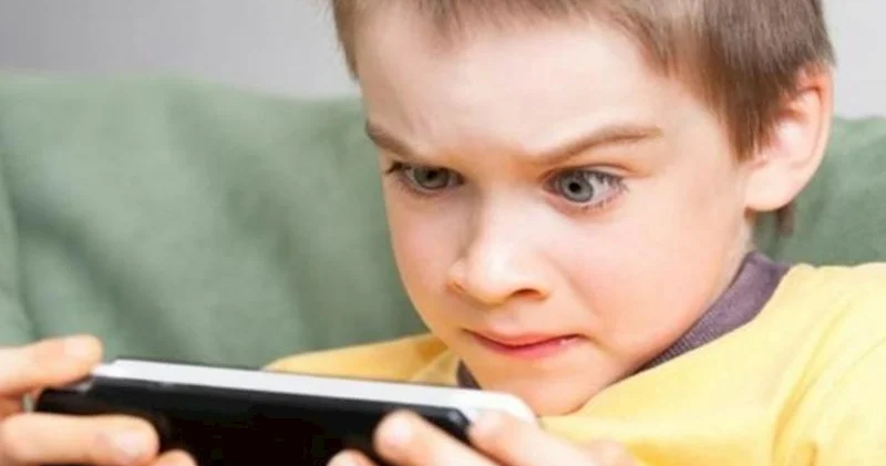 Həkim dörd yaşdan kiçik uşaqlara telefon verməyi qadağan etdi