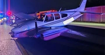 В США самолёт совершил вынужденную посадку на автомобильной дороге, есть пострадавшие