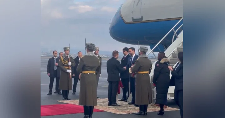 Guardian: в Ереване расстелили армянский ковер перед самолетом Вэнса
