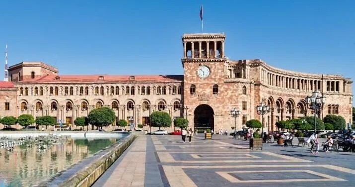 Ermənistan 21 illik kredit götürür