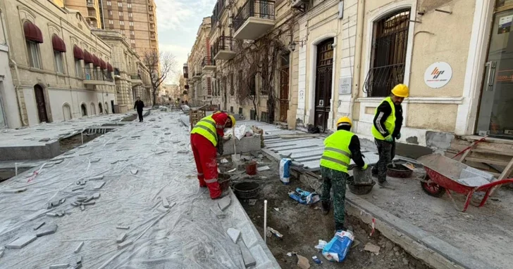 В центре Баку завершается создание благоустроенной пешеходной зоны протяженностью более километра
