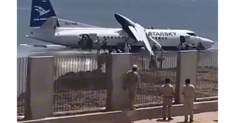 Самолет аварийно сел в Индийском океане после потери крыла ВИДЕО
