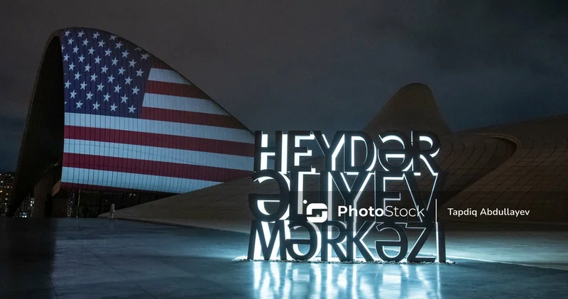Heydər Əliyev Mərkəzinin binası Amerika Birləşmiş Ştatlarının dövlət bayrağı ilə işıqlandırılıb