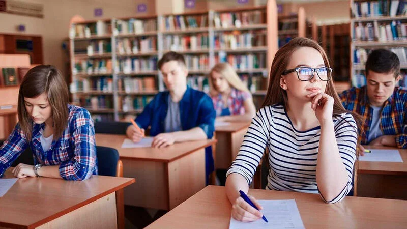 Universitetlərə getmək səbəbi artıq dəyişib Təhsil yoxsa trendlər?