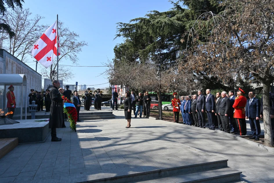 Milli Məclisin sədri Sahibə Qafarova Tbilisidə Ulu Öndər Heydər Əliyevin abidəsini ziyarət edib