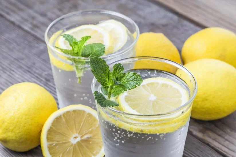 Səhər acqarına limonlu su içsəniz, bədəninizə necə təsir edər?