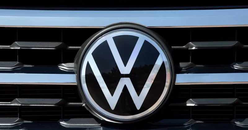 Прибыль Volkswagen упала почти вдвое