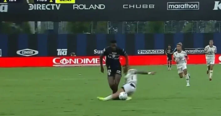 Матч в Эквадоре завершился тяжелой травмой игрока и массовой дракой ВИДЕО