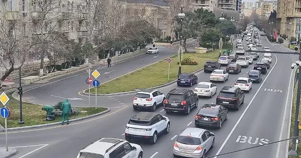 Bakının bir sıra yollarında tıxac yaranıb