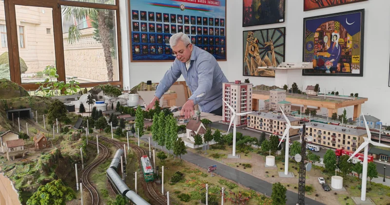 Bərdəli rəssam Qarabağın miniatür dəmir yolu maketini hazırlayır FOTO