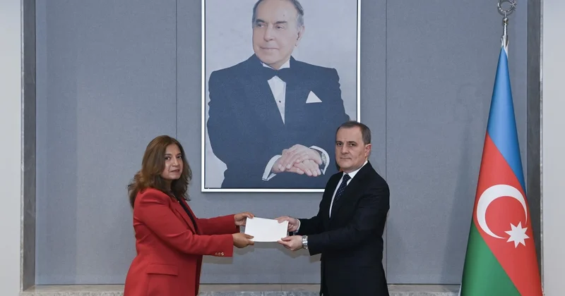 Kolumbiyanın yeni səfiri etimadnaməsinin surətini Ceyhun Bayramova təqdim edib