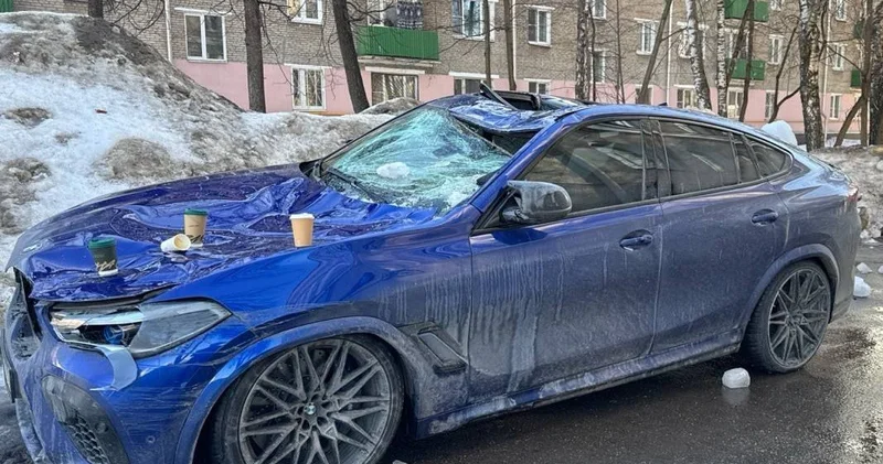 В Москве глыба льда раздавила BMW X6 стоимостью более 20 млн рублей ВИДЕО