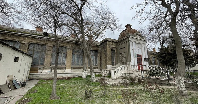 Bakıda tarixi lisey binası qəzalı vəziyyətdədir, tədris də aparılmır Fotolar