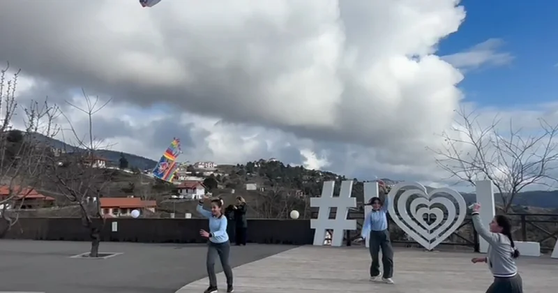 Laçında məktəblilərin çərpələng sevinci