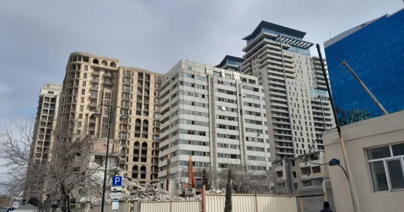 В центре Баку начали снос 14 этажки А два жилых дома уже полуразрушены / ФОТО