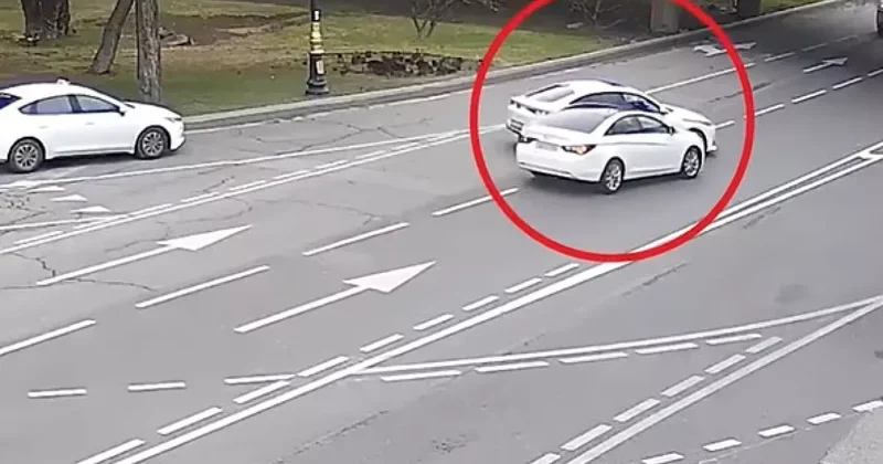 В Баку протаранили автомобиль, повернувший через сплошную ВИДЕО
