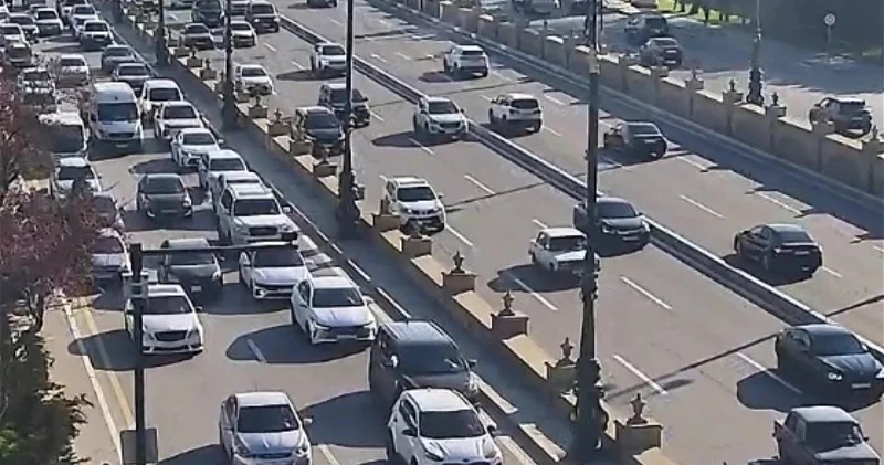 В Баку на нескольких улицах и проспектах затруднено движение транспорта ФОТО СПИСОК