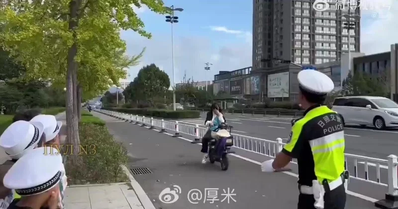В Китае школьники штрафуют нарушителей на улицах ВИДЕО