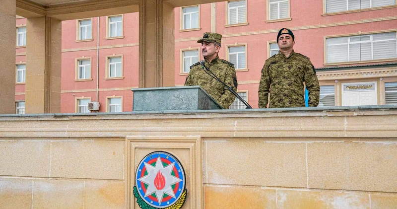 “Çevikçi” kursunu uğurla bitirmiş hərbi qulluqçulara beretlər təqdim olunub