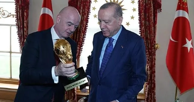 İnfantino Ərdoğana dünya kubokunu verdi