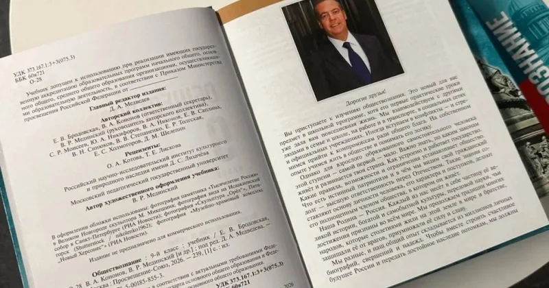 Медведев теперь и главный редактор учебников по обществознанию