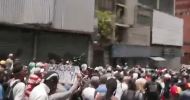 Протесты в Венесуэле: Идут к президентскому дворцу видео