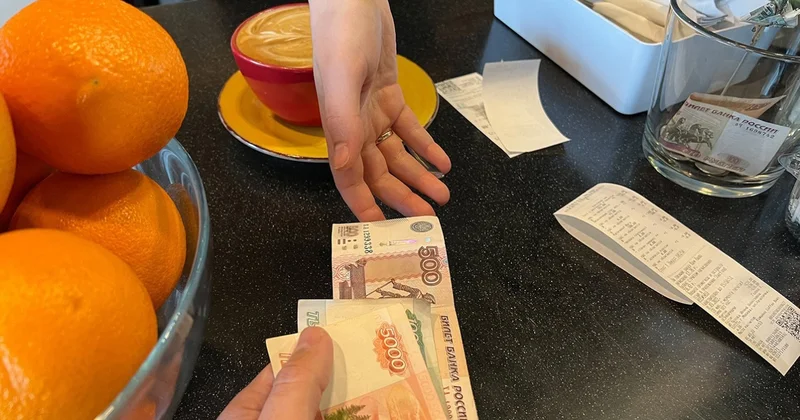 Россияне достают старую добрую наличку