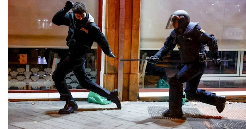İspaniyanın baş nazirinin istefası üçün Madriddə kütləvi mitinq keçirilib