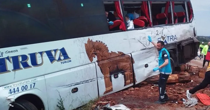 Türkiyədə turistləri daşıyan avtobus qəzaya uğrayıb, 8 nəfər ölüb, 20 si yaralanıb