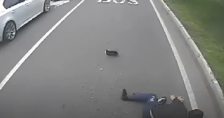 В Баку пытавшийся перебежать дорогу подросток попал под колеса автобуса