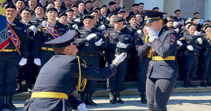 Polis bayram şənliyində həmkarına evlilik təklif etdi