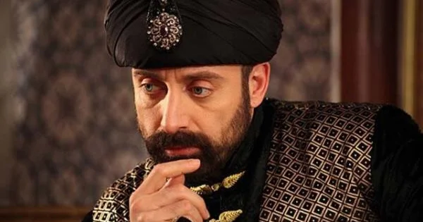 Tanınmış aktyordan məhkəmə qarşısında ETİRAF FOTO