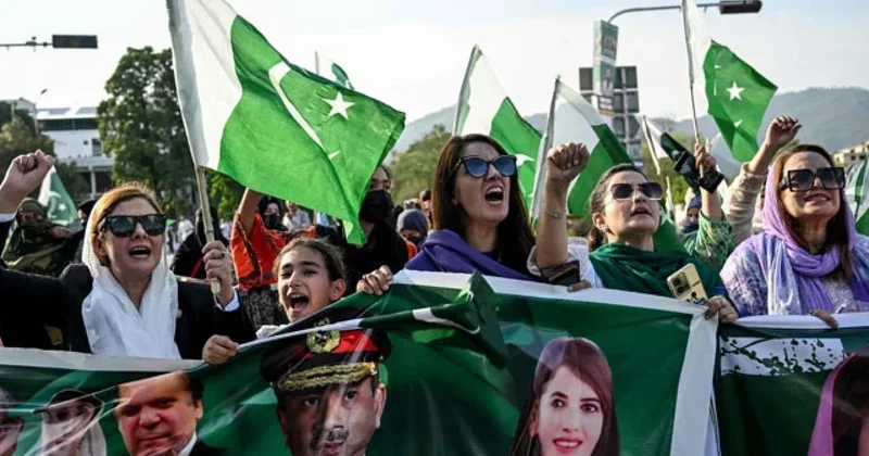 Pakistanlılar qələbə sevincini qeyd edirlər FOTOLAR