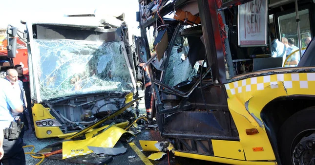 İstanbulda iki metrobus toqquşdu: ölü və yaralılar var